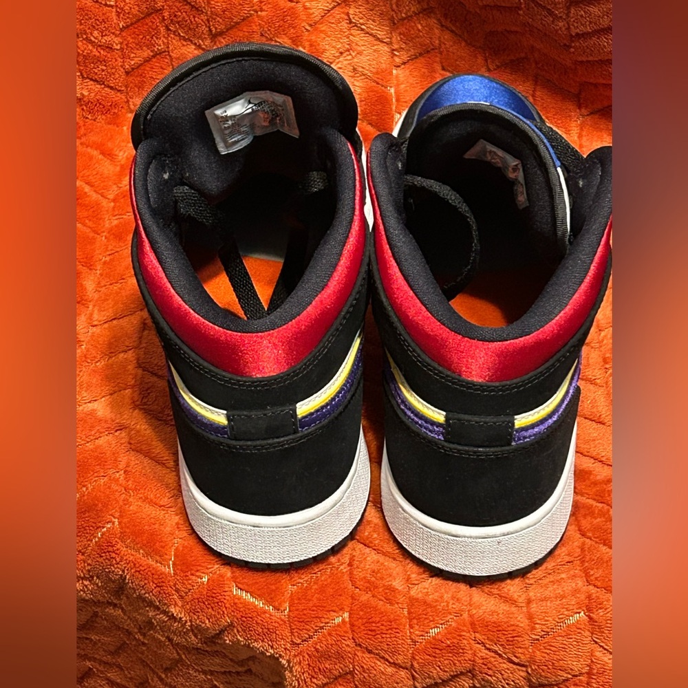 🔥🔥JORDAN 1 MID GS ‘RIVALS’🔥🔥 - Picture 5 of 6